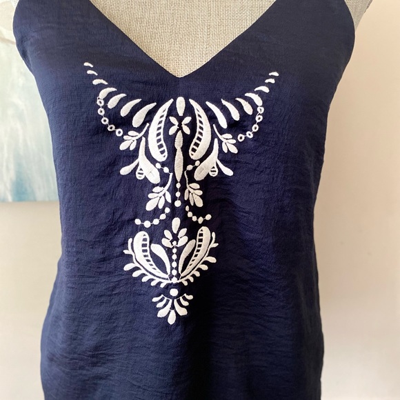 EXPRESS TOP 💙NAVY BLUE💙 WITH WHITE DETAILS SLIP ON SLEEVELESS TOP 🌟EUC🌟 - Picture 2 of 9